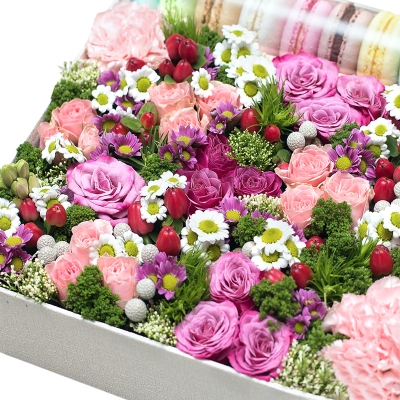 Микс цветов в квадратной коробке с макарунами